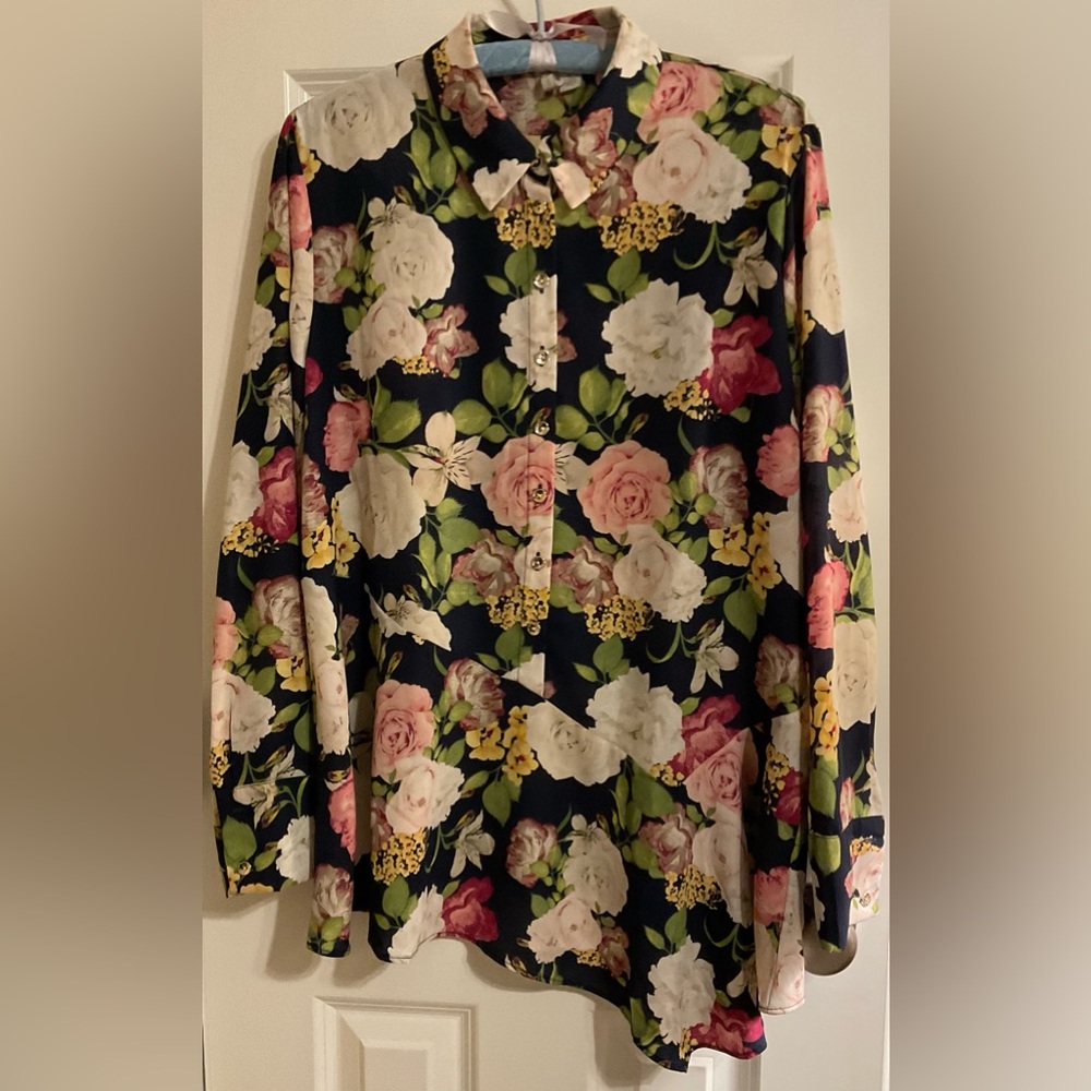 Floral Button-Up Blousewith Asymmetrical Hem